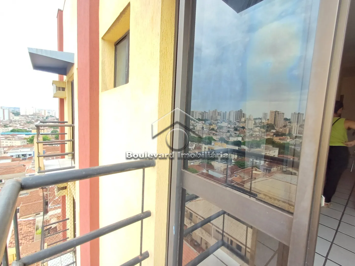 Alugar Apartamento / Padr&atilde;o em Ribeir&atilde;o Preto R$ 1.150,00 - Foto 16