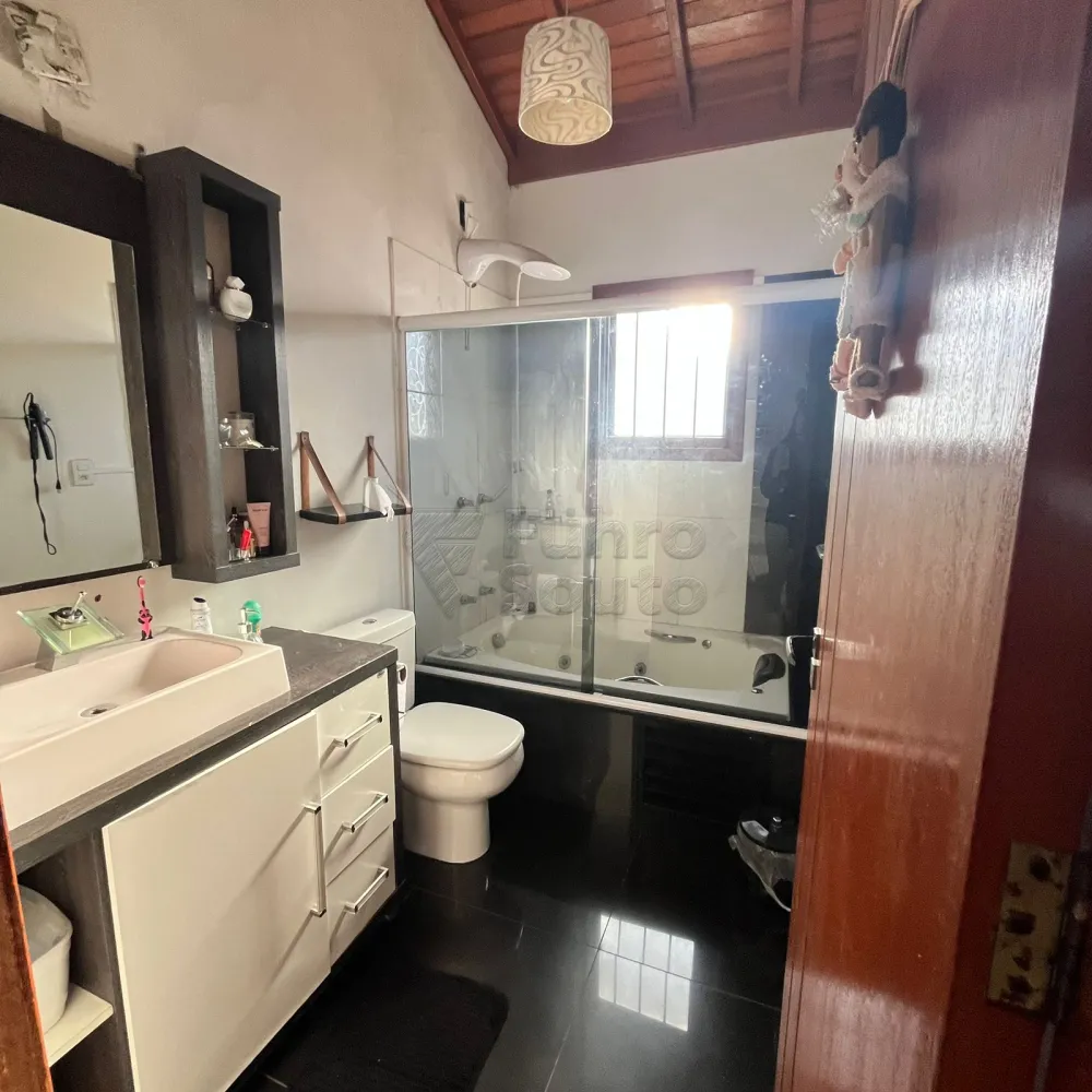 Comprar Casa / Padr&atilde;o em Pelotas R$ 550.000,00 - Foto 9