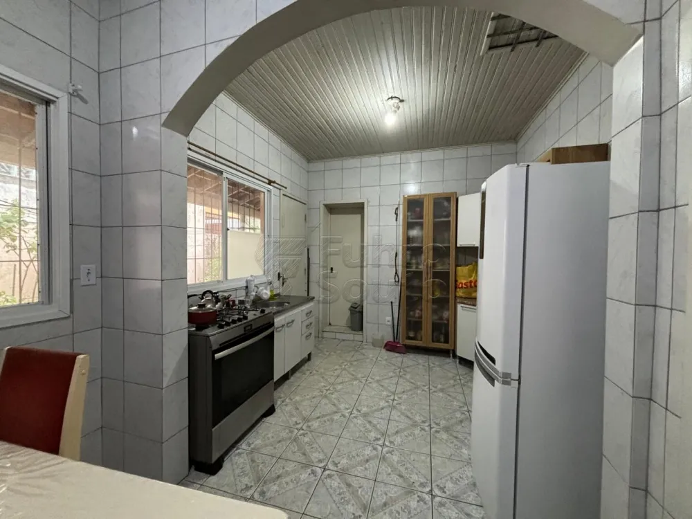 Comprar Casa / Padr&atilde;o em Pelotas R$ 390.000,00 - Foto 2