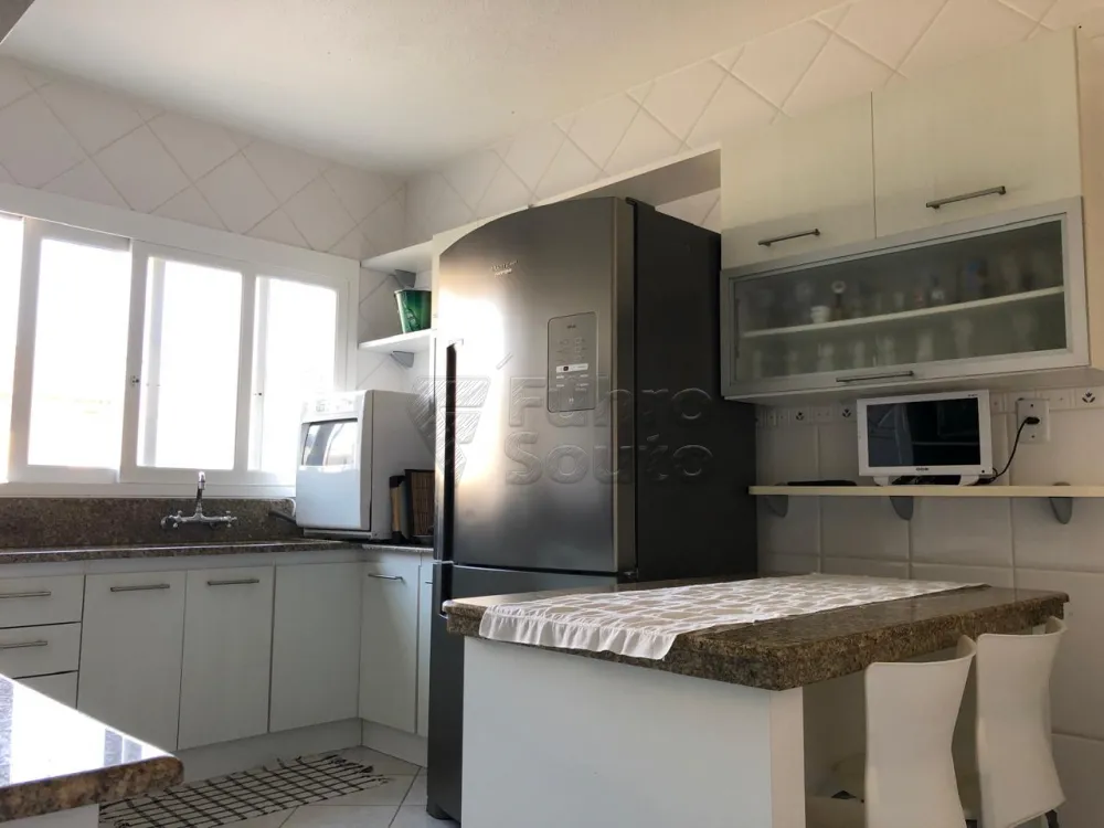 Comprar Casa / Padr&atilde;o em Pelotas R$ 980.000,00 - Foto 4