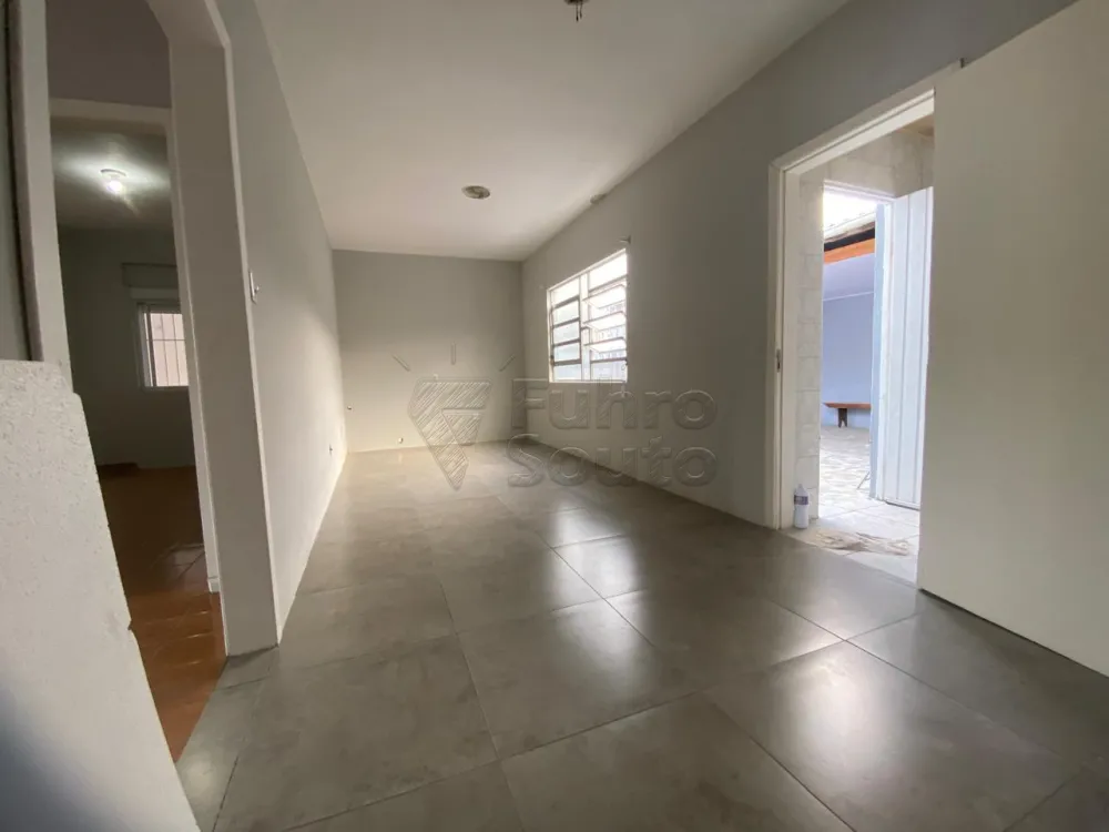Comprar Casa / Padr&atilde;o em Pelotas R$ 350.000,00 - Foto 2