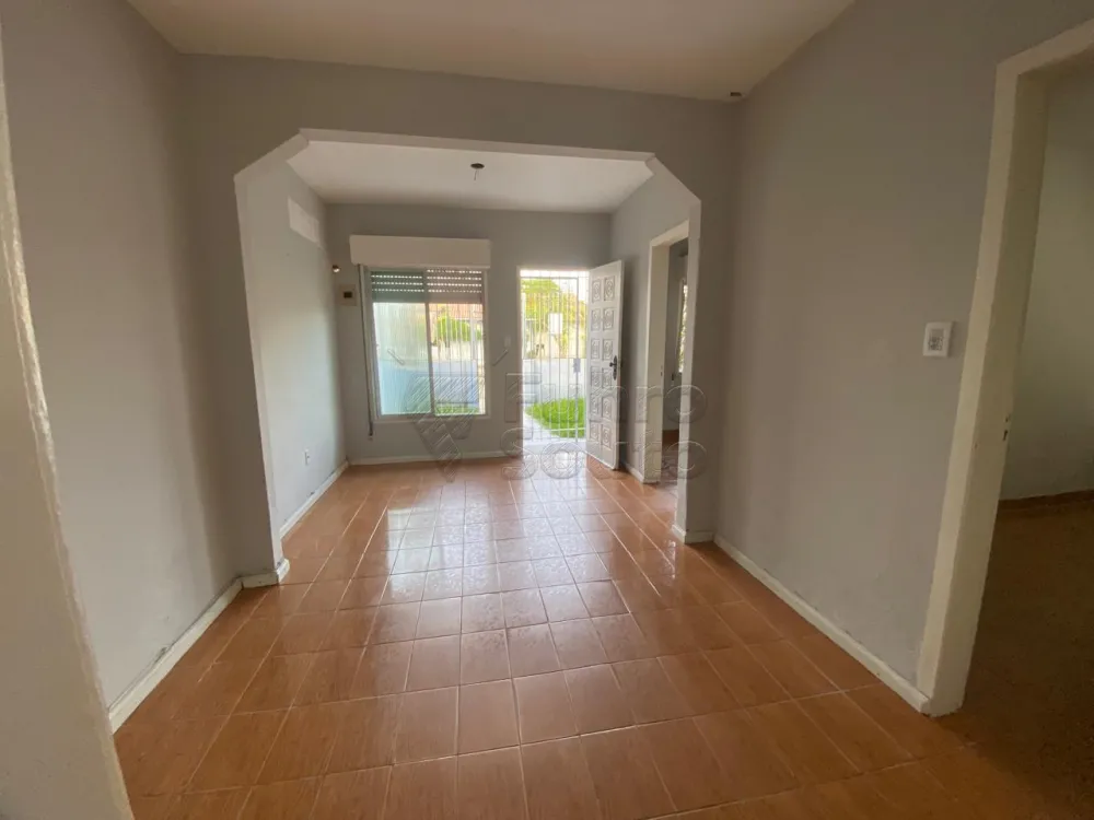 Comprar Casa / Padr&atilde;o em Pelotas R$ 350.000,00 - Foto 3