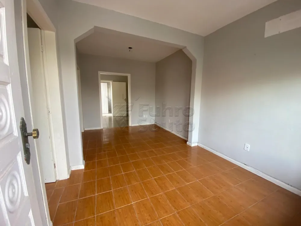 Comprar Casa / Padr&atilde;o em Pelotas R$ 350.000,00 - Foto 6