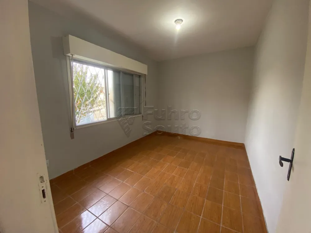 Comprar Casa / Padr&atilde;o em Pelotas R$ 350.000,00 - Foto 4