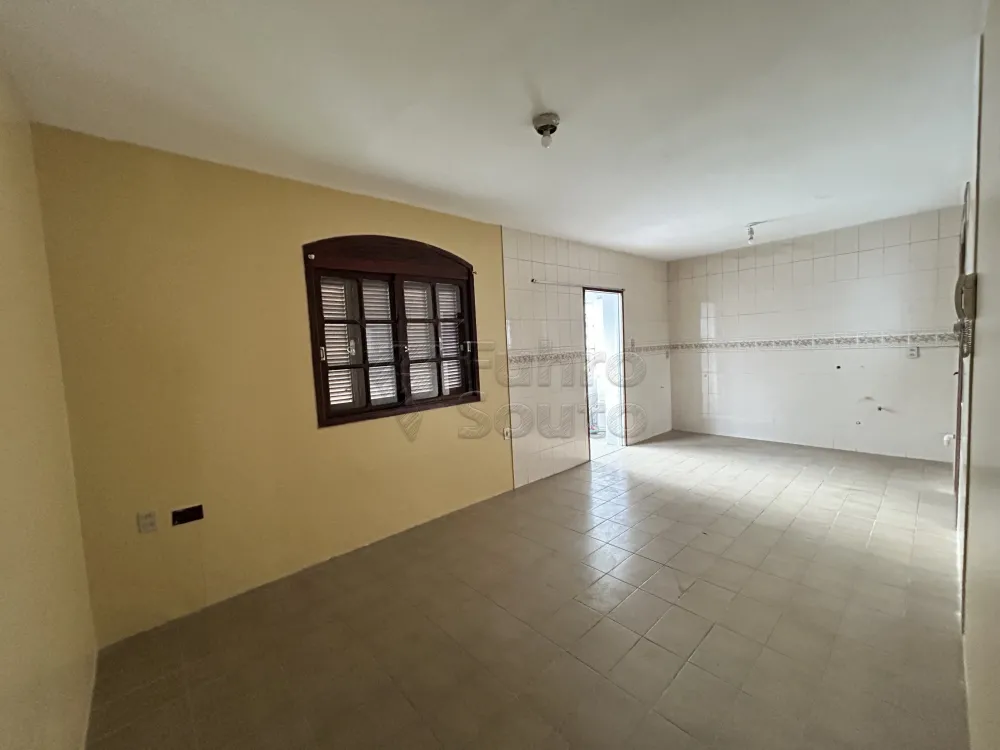 Comprar Casa / Padr&atilde;o em Pelotas R$ 424.000,00 - Foto 2