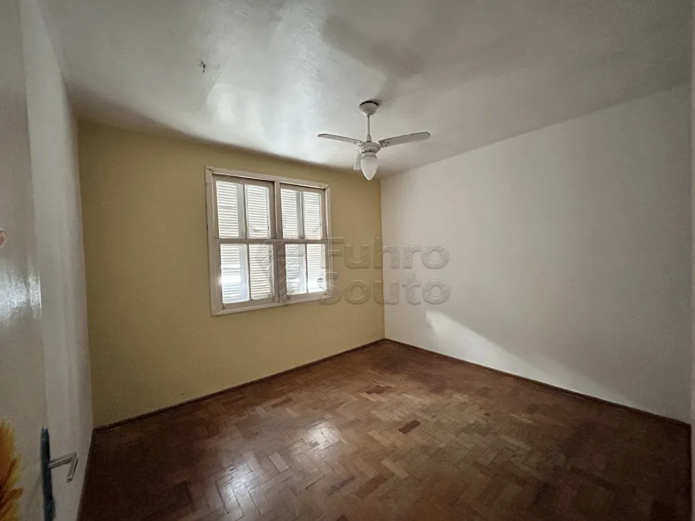 Comprar Casa / Padr&atilde;o em Pelotas R$ 424.000,00 - Foto 3