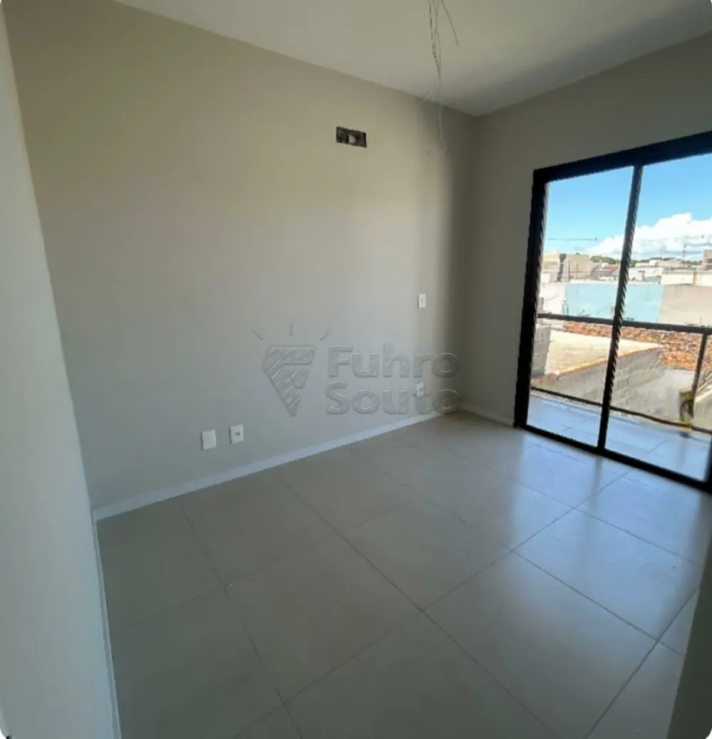 Comprar Casa / Padr&atilde;o em Pelotas R$ 420.000,00 - Foto 3