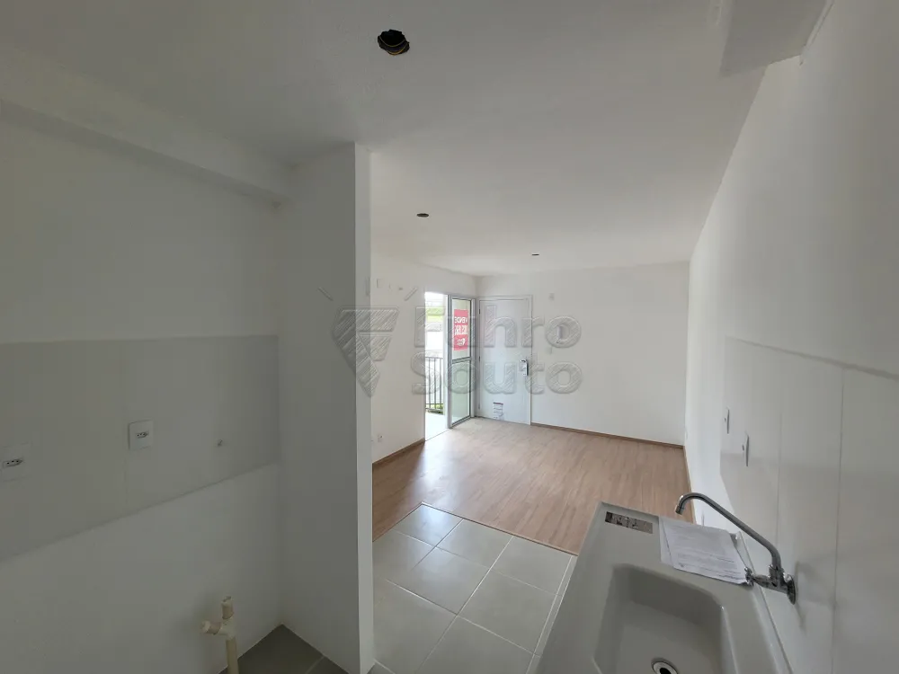 Comprar Apartamento / Padr&atilde;o em Pelotas R$ 245.000,00 - Foto 3