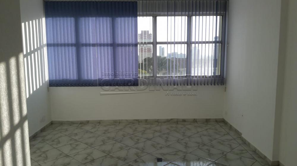 Comercial / Sala / Salão com Condomínio em São Carlos , Comprar por R$180.000,00