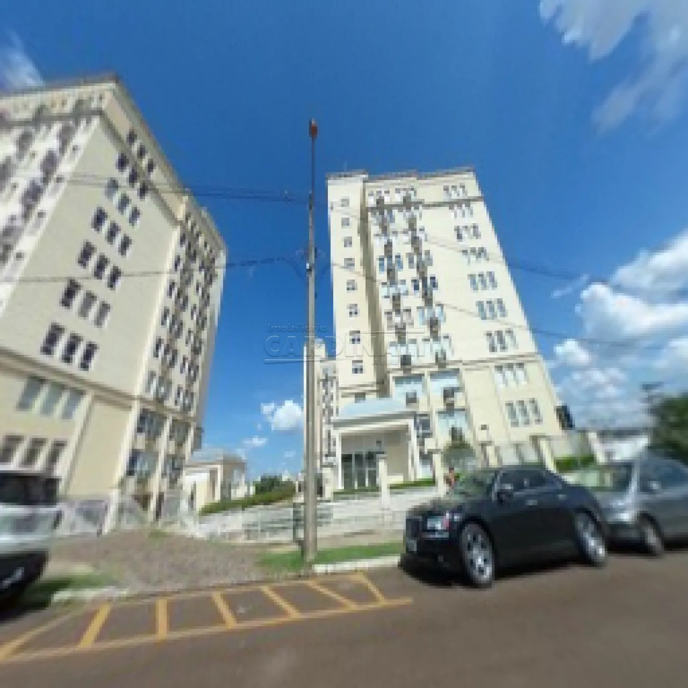 Comercial / Sala / Salão com Condomínio em São Carlos , Comprar por R$450.000,00