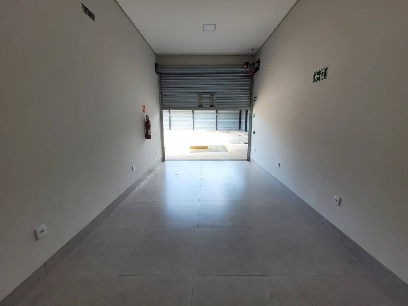 Alugar Comercial / Loja em Uberl&acirc;ndia R$ 1.800,00 - Foto 2