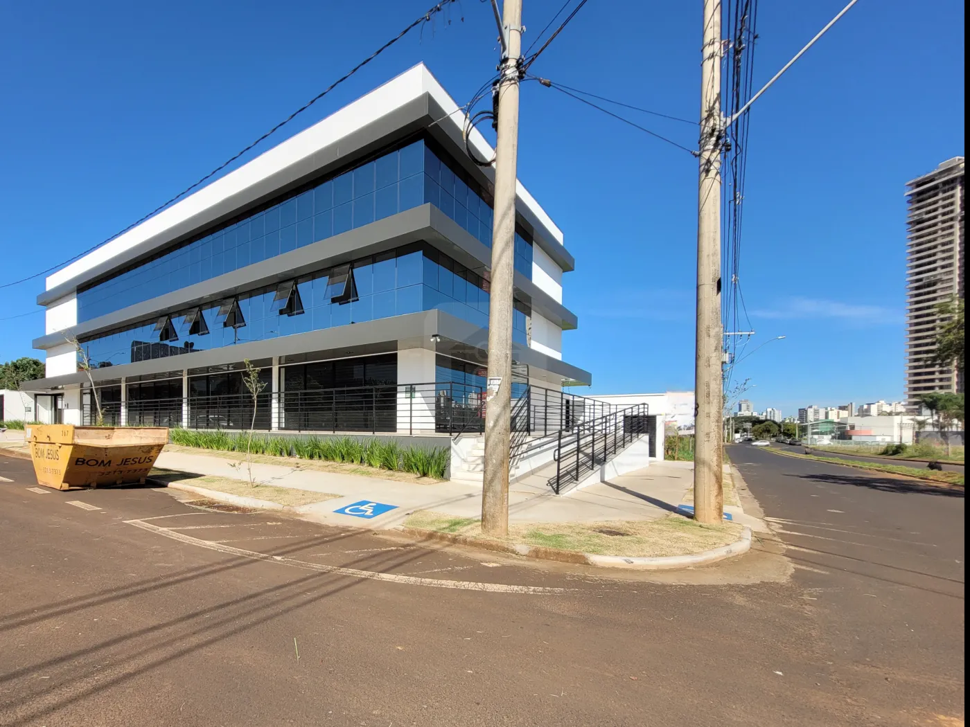 Alugar Comercial / Loja em Uberl&acirc;ndia R$ 6.825,00 - Foto 2