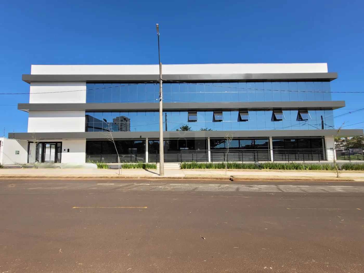 Alugar Comercial / Loja em Uberl&acirc;ndia R$ 6.825,00 - Foto 1