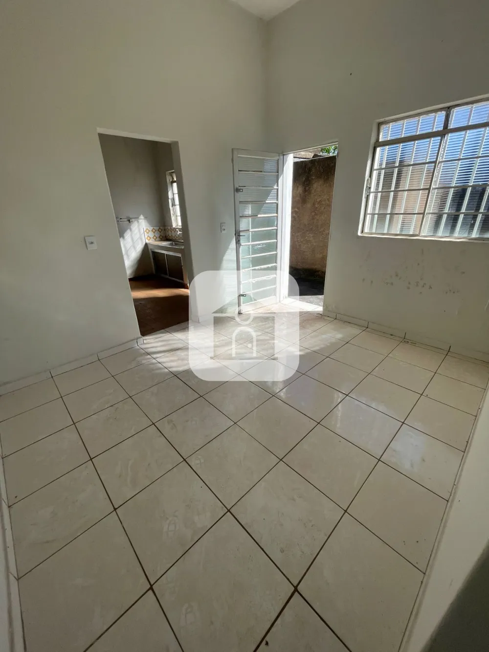 Alugar Casa / Padr&atilde;o em Araguari R$ 900,00 - Foto 2