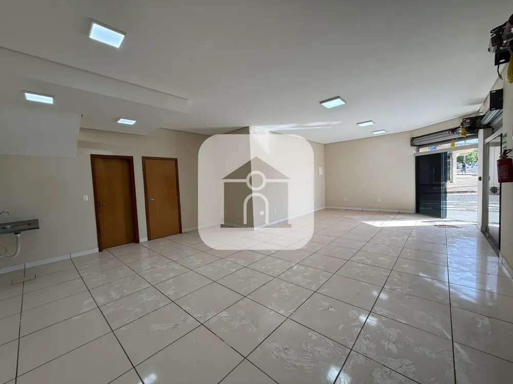 Alugar Comercial / Loja em Uberl&acirc;ndia R$ 1.900,00 - Foto 1
