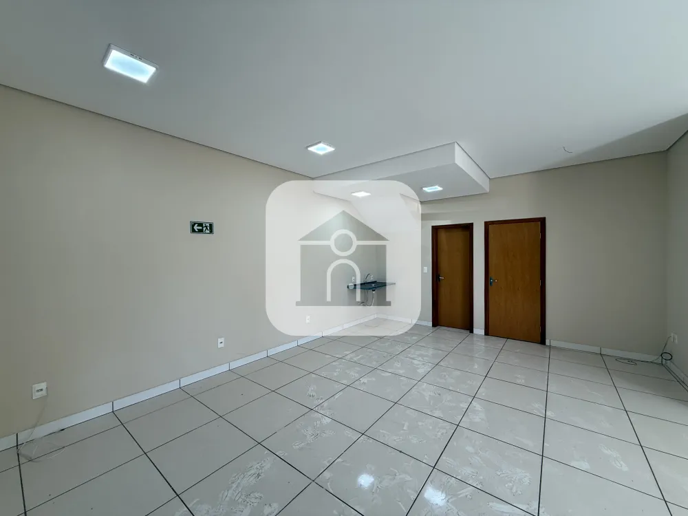 Alugar Comercial / Loja em Uberl&acirc;ndia R$ 1.900,00 - Foto 2