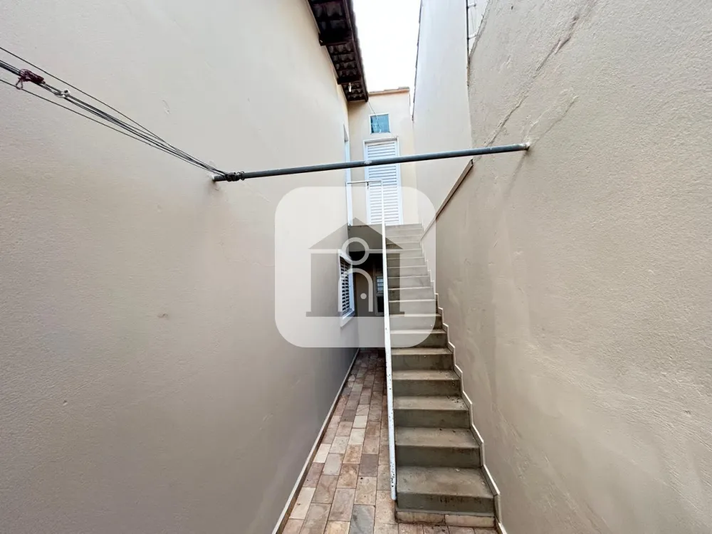 Alugar Casa / Padr&atilde;o em Uberl&acirc;ndia R$ 3.700,00 - Foto 1