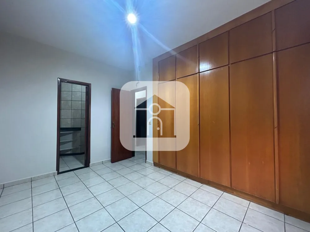Alugar Casa / Padr&atilde;o em Uberl&acirc;ndia R$ 3.700,00 - Foto 10