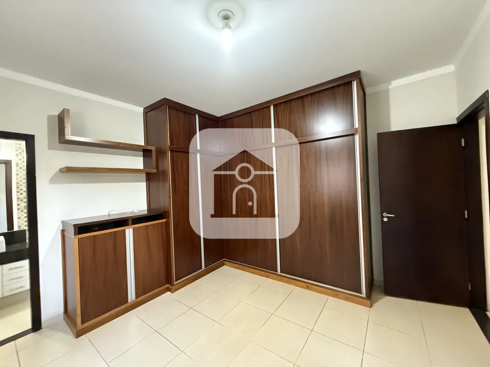 Alugar Casa / Padr&atilde;o em Uberl&acirc;ndia R$ 3.600,00 - Foto 1