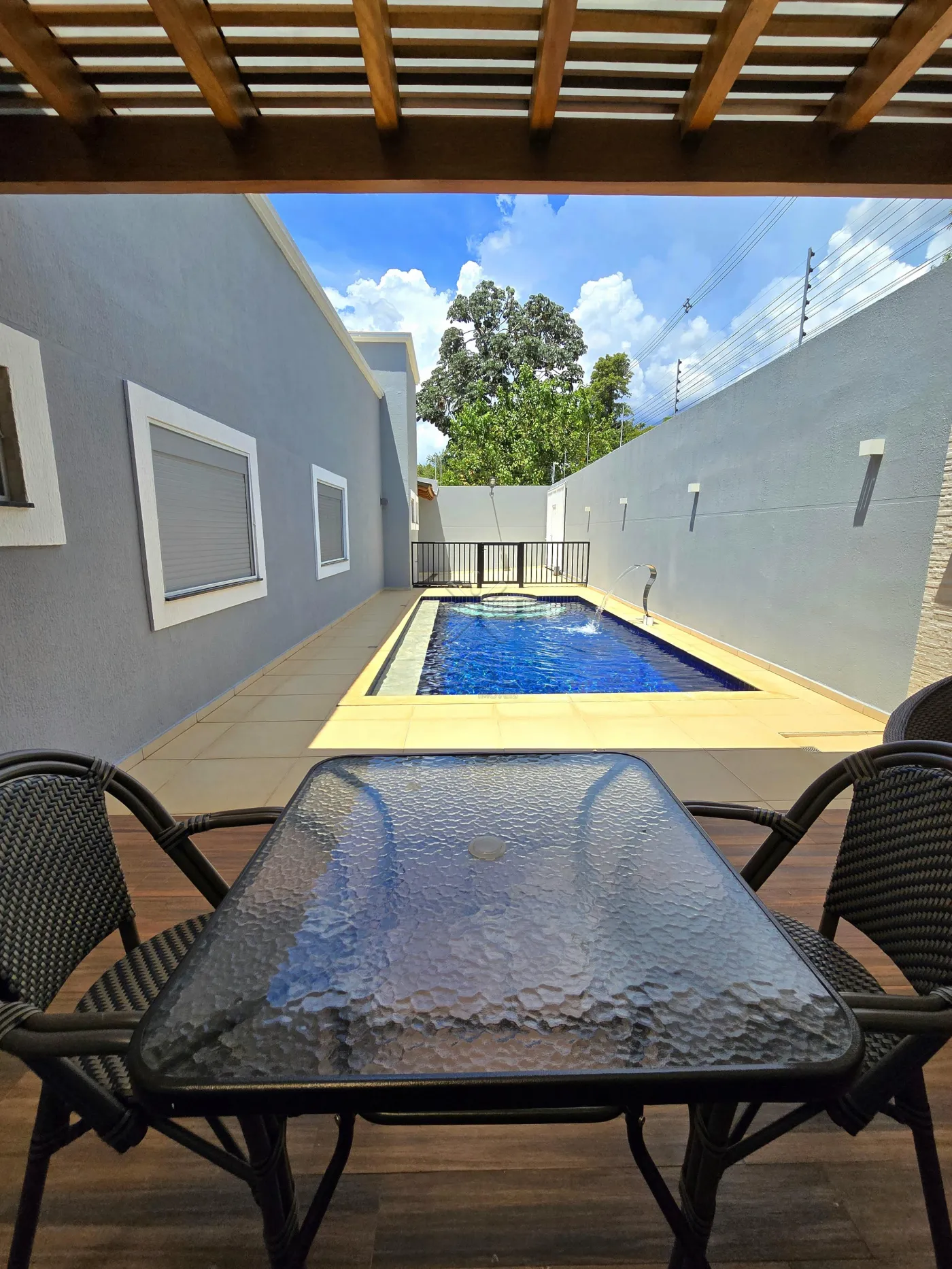 Casa moderna e mobiliada de esquina à venda no Conjunto Libra - Foz do Iguaçu!