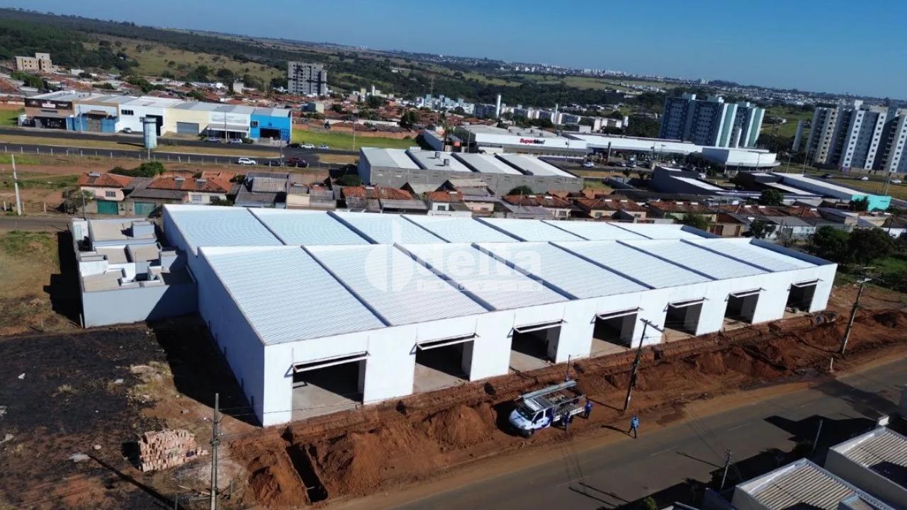 Alugar Galp&atilde;o / Padr&atilde;o em Uberl&acirc;ndia R$ 4.225,00 - Foto 1