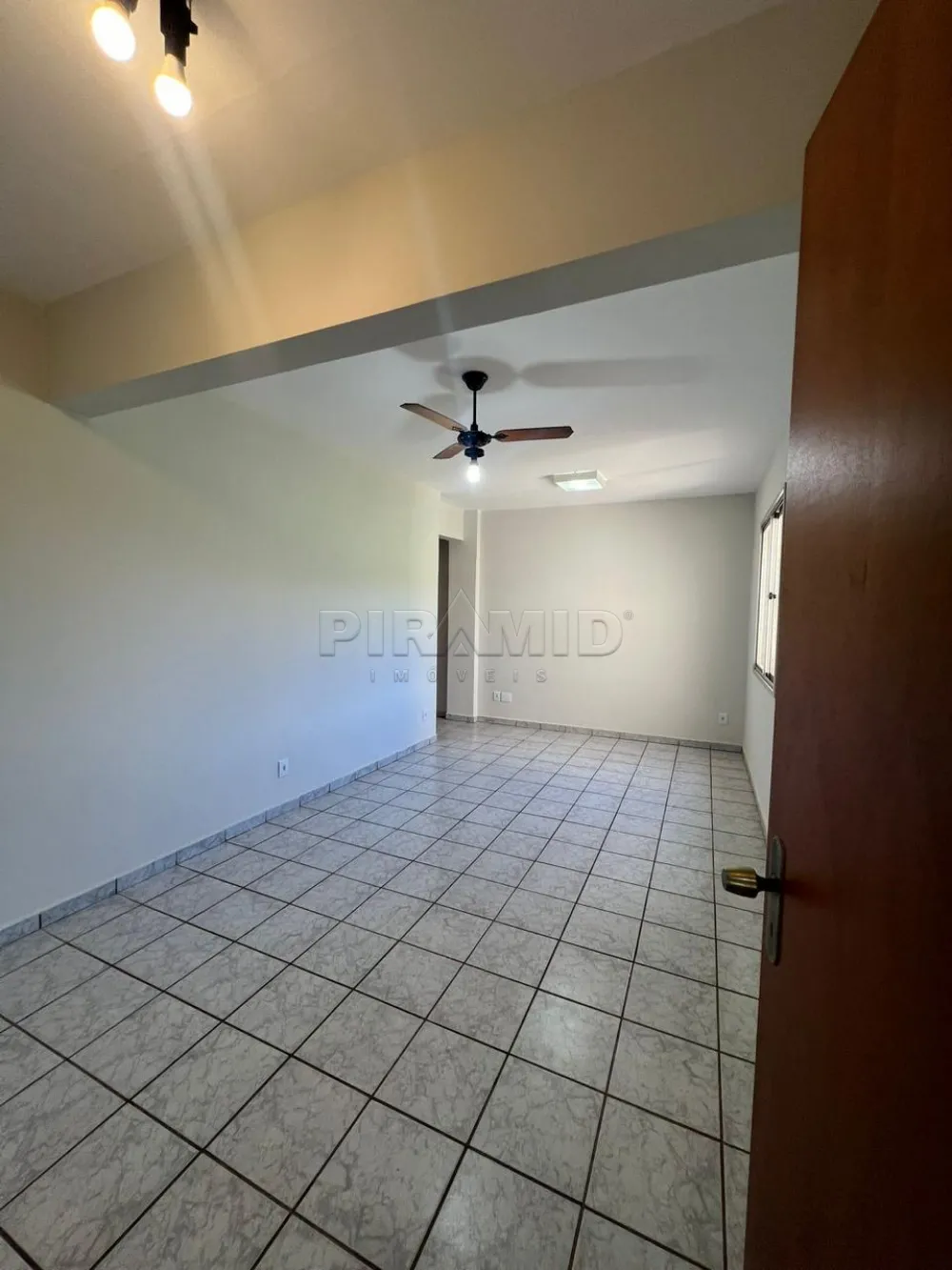 Alugar Apartamento / Padr&atilde;o em Ribeir&atilde;o Preto R$ 900,00 - Foto 2