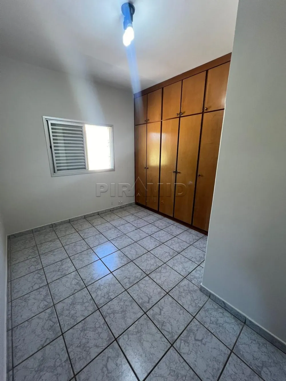 Alugar Apartamento / Padr&atilde;o em Ribeir&atilde;o Preto R$ 900,00 - Foto 4