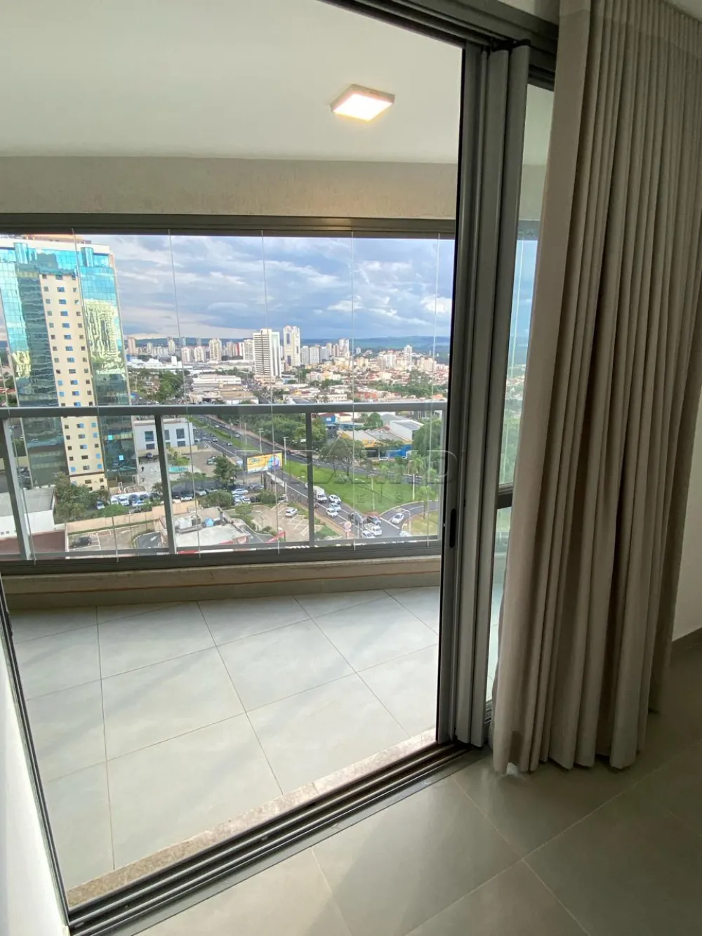 Alugar Apartamento / Padr&atilde;o em Ribeir&atilde;o Preto R$ 2.000,00 - Foto 3