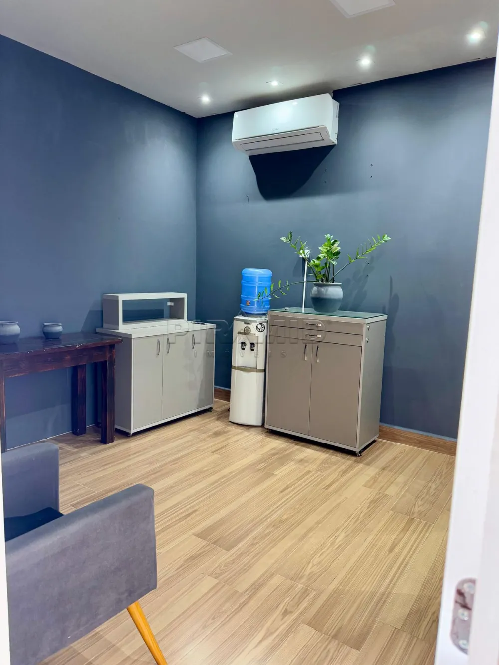 Alugar Comercial / Sala em Ribeir&atilde;o Preto R$ 1.000,00 - Foto 2