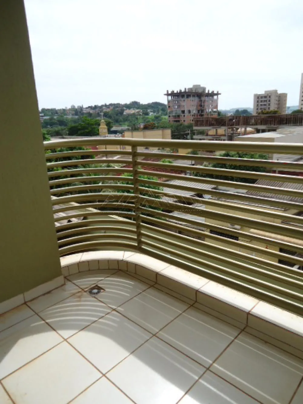 Alugar Apartamento / Padr&atilde;o em Ribeir&atilde;o Preto R$ 1.010,00 - Foto 2