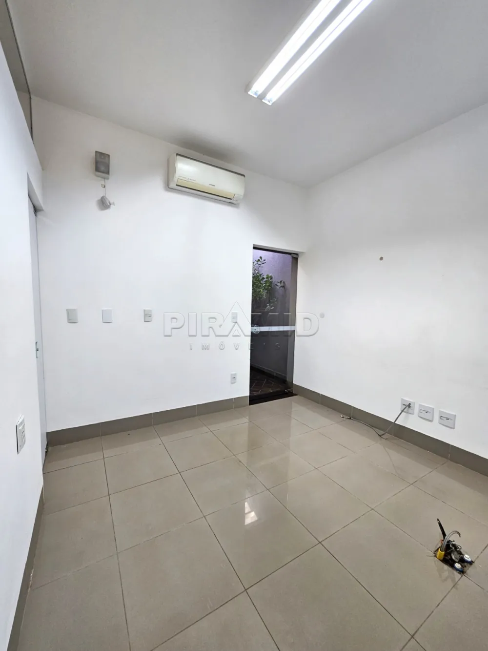 Alugar Comercial / Sala em Ribeir&atilde;o Preto R$ 1.200,00 - Foto 3
