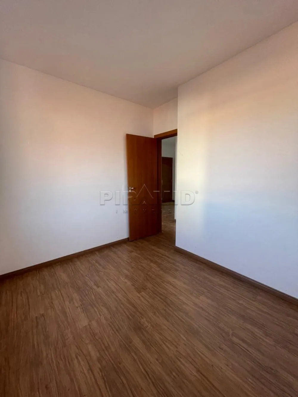 Alugar Apartamento / Padr&atilde;o em Ribeir&atilde;o Preto R$ 900,00 - Foto 4
