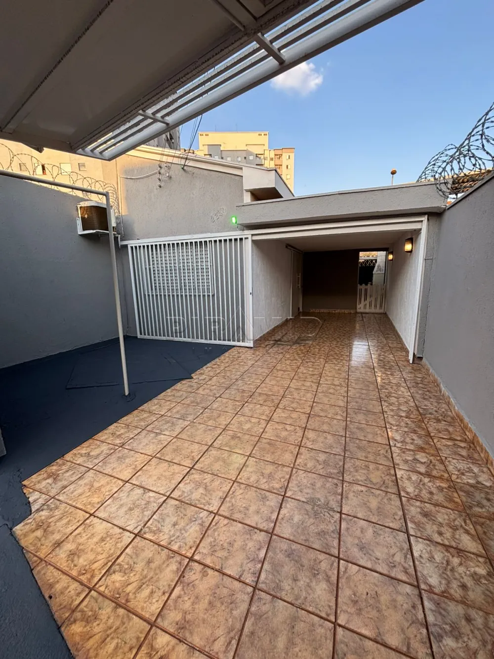 Alugar Casa / Padr&atilde;o em Ribeir&atilde;o Preto R$ 2.300,00 - Foto 1