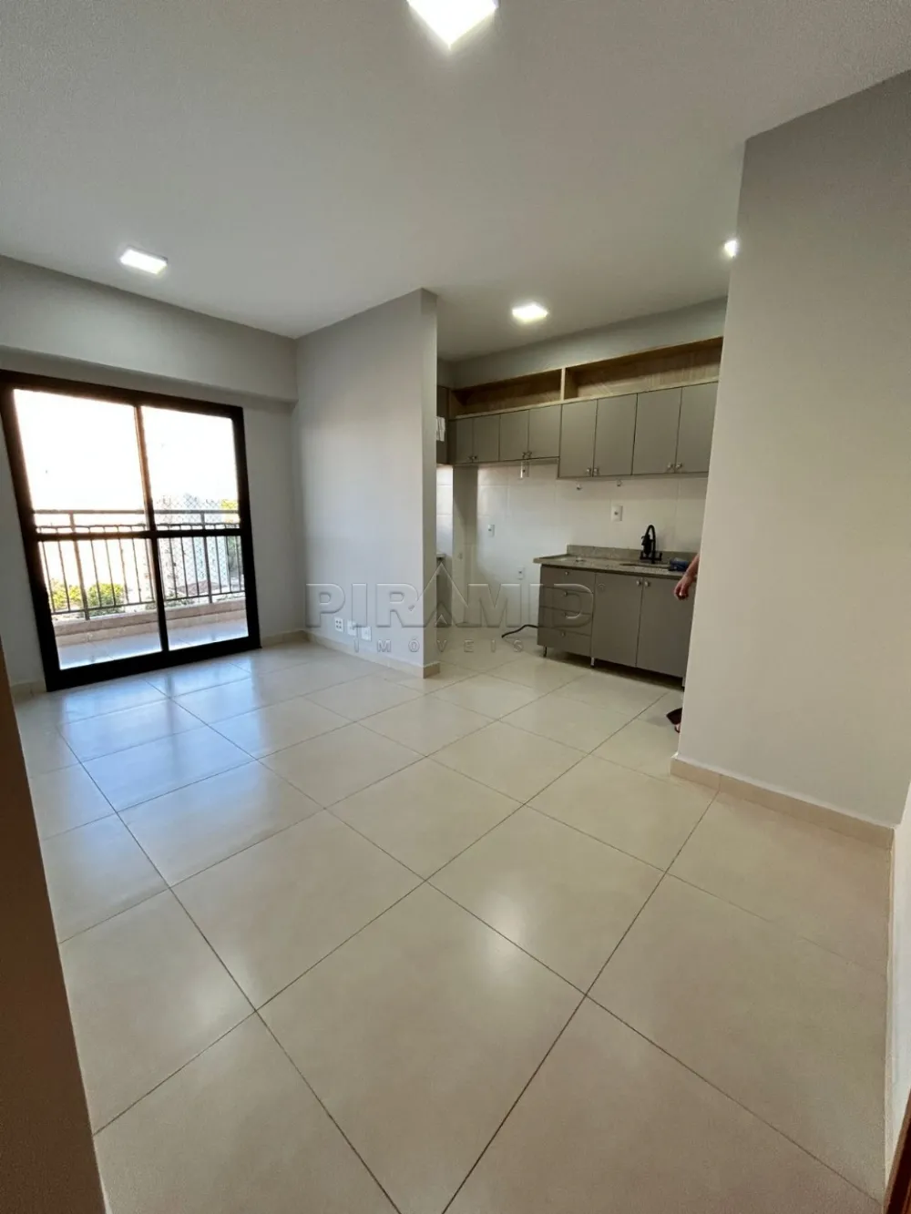 Alugar Apartamento / Padr&atilde;o em Ribeir&atilde;o Preto R$ 1.750,00 - Foto 2