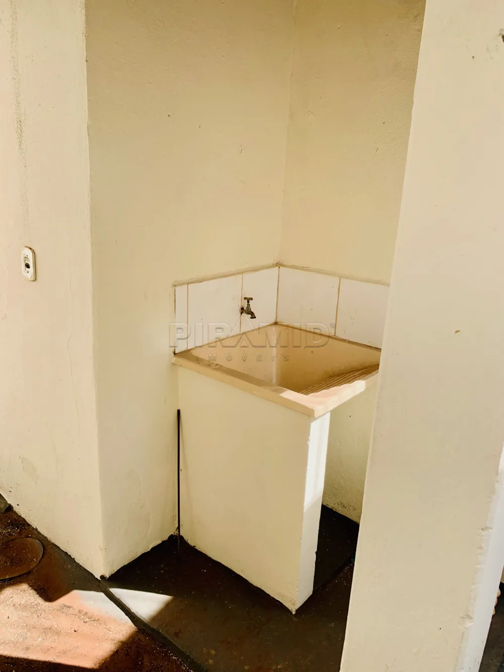 Alugar Casa / Padr&atilde;o em Ribeir&atilde;o Preto R$ 750,00 - Foto 8