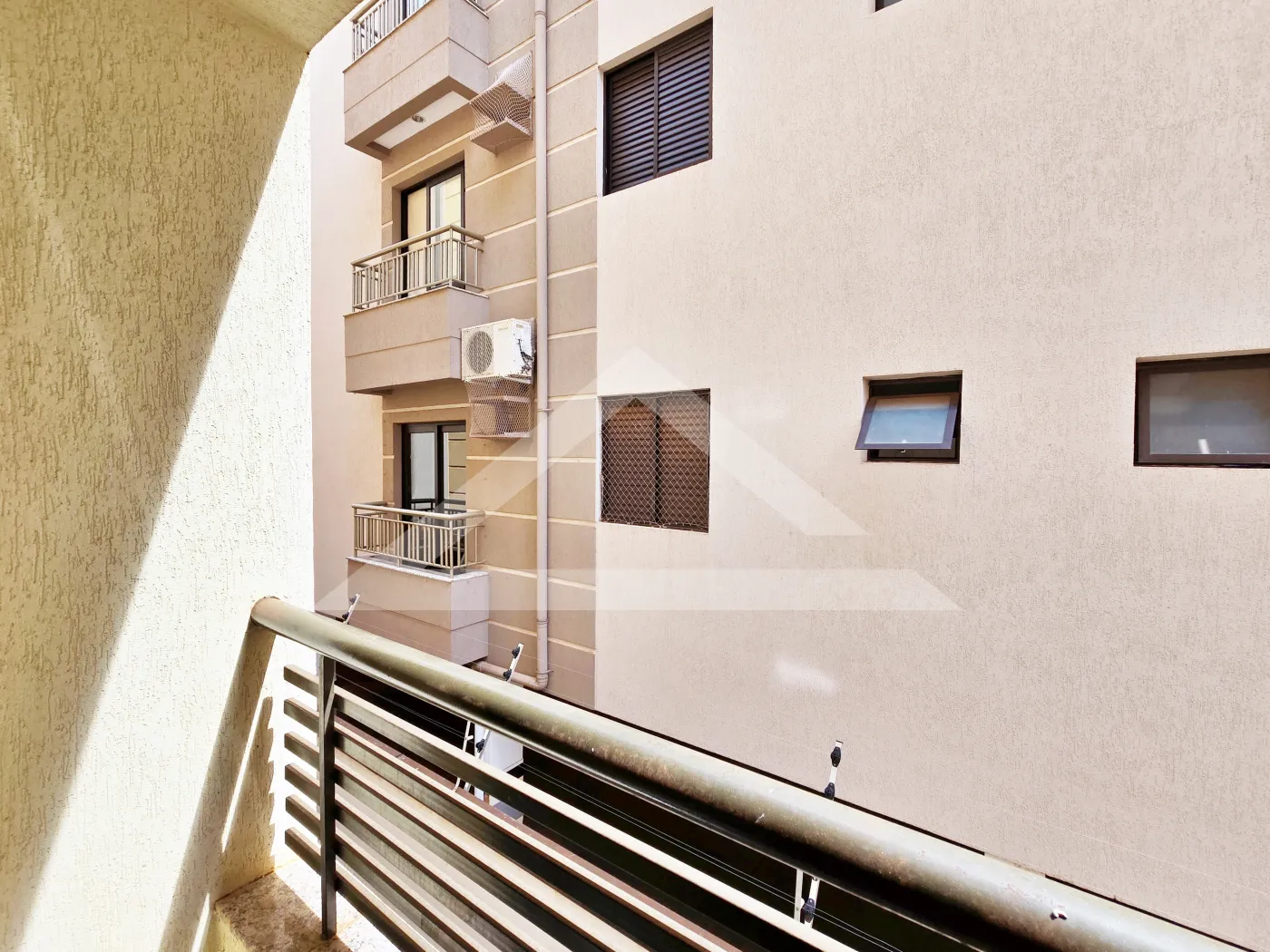 Alugar Apartamento / Padr&atilde;o em Ribeir&atilde;o Preto R$ 1.350,00 - Foto 3