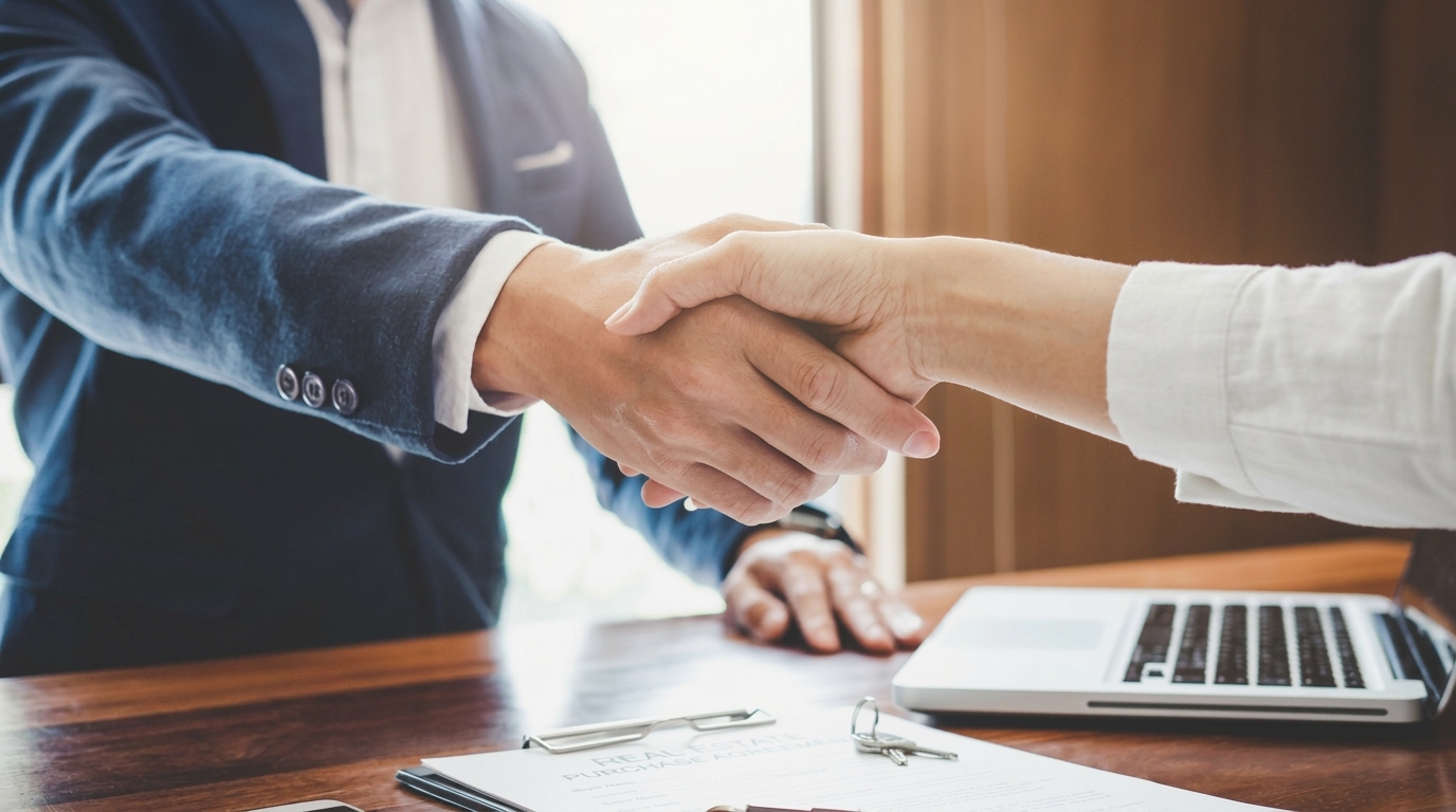 Aperto de mão simbolizando a parceria entre fornecedor e cliente
